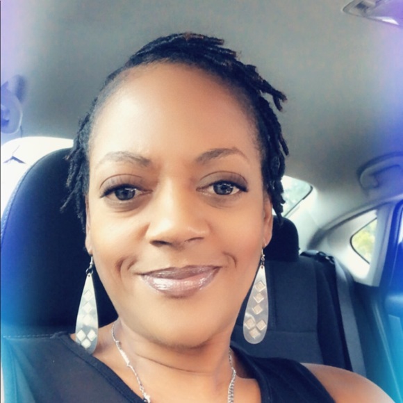 Meet your Posher, Cassandra - Picture 1 of 1